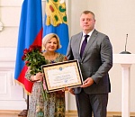 Игорь Бабушкин вручил награды астраханским педагогам