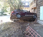 Астраханец протаранил автомобилем деревянный дом и сбежал