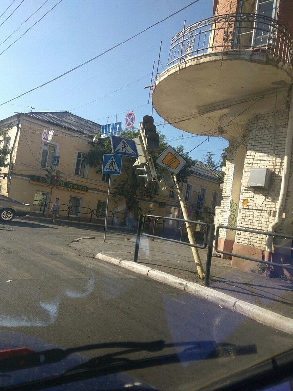 В центре Астрахани светофор накренился, но продолжает работать