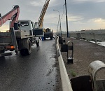 В Астрахани на Новом мосту в час пик меняют лампочки. Опять заторы