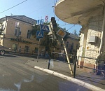 В центре Астрахани светофор накренился, но продолжает работать