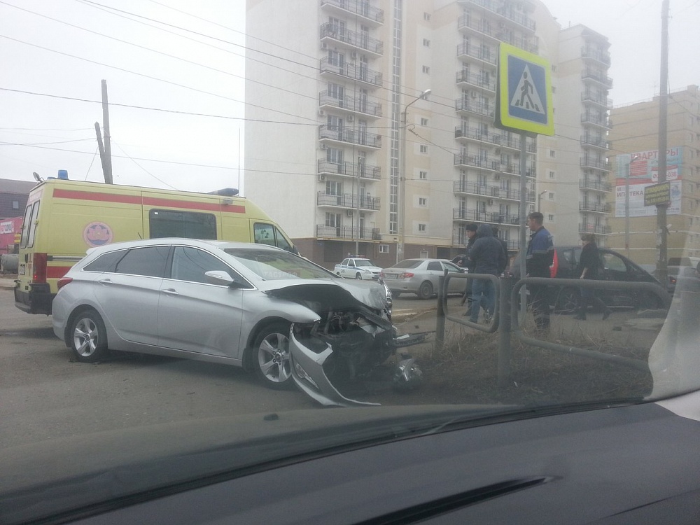 Девушка пострадала при столкновении иномарок в Астрахани