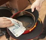 Астраханец попытался закрыть глаза полицейским кепкой с 20 тысячами рублей