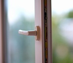 Астраханка выжила после падения с четвёртого этажа