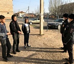 В Астрахани сотрудники полиции отправляют по домам гуляющих подростков