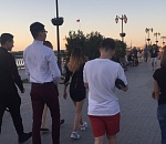 Астраханок выгуливали на поводке по набережной