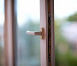 В Астрахани трехлетний мальчик выпал из окна