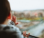 В Астрахани двухлетний ребенок выжил, упав с четвертого этажа