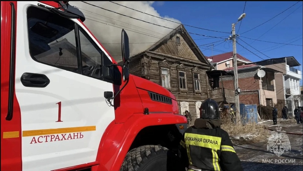 В Астрахани на улице Грозненской горит жилой дом: есть жертвы