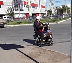 Фото дня: Бабушкин и неизвестная женщина разъезжают по Астрахани на электросамокате