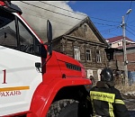 В Астрахани на улице Грозненской горит жилой дом: есть жертвы