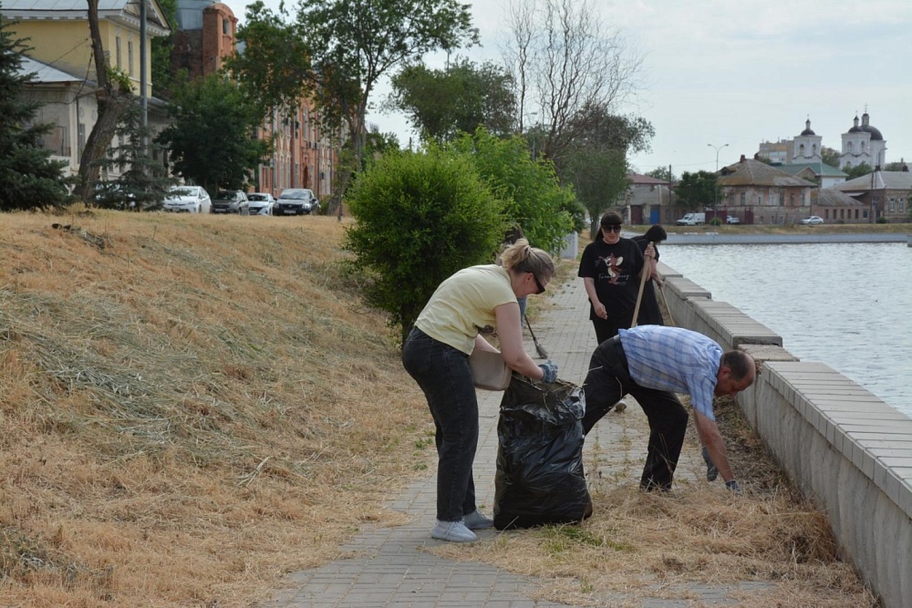 Бутылки, тряпки и матрас: с двух астраханских набережных вывезли не один самосвал мусора