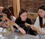 В Приволжском районе школьники сделали обереговые куклы из бытовых отходов