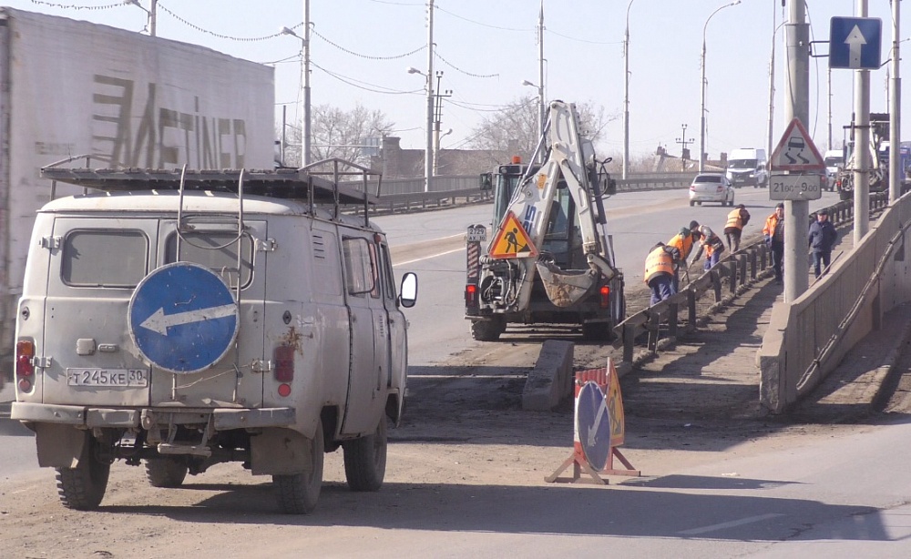 Астраханские коммунальщики зачистили от грязи Новый мост