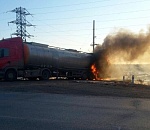 На астраханской трассе загорелась автоцистерна с мазутом. Видео