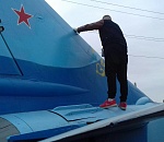 Фото дня: в сквере Ветеранов закрашивают живопись вандалов