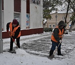 В Астрахани холодает, на дорогах гололед. Спецтехника вышла на улицы