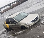Такси для водяного: в Астрахани "Логан" припарковался в реке