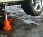 Автомобиль во время ремонта рухнул и раздавил астраханца насмерть