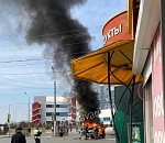 У "Звездного" - огромная пробка из-за страшного ДТП с горящим авто: кадры