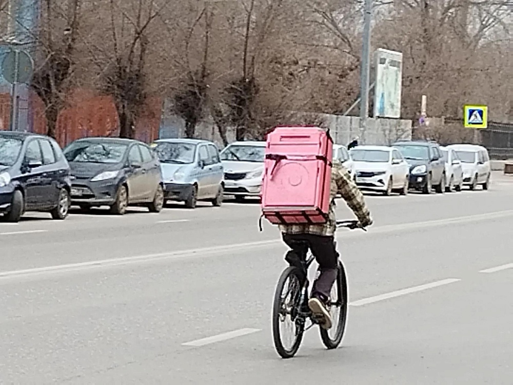Мигрантам в Астраханской области продлят запрет на работу водителями и курьерами