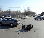 В Астрахани мотоцикл врезался в автомобиль: мотоциклист госпитализирован