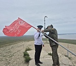 Знамя Победы водрузили на вершину единственной горы в Астраханской области