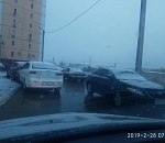 В Астрахани припаркованные авто перегородили всем дорогу 