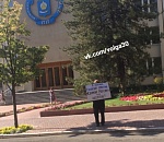 Астраханец пикетировал избирком