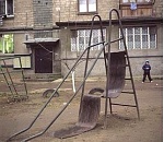 Состояние детских площадок в Астраханской области хромает