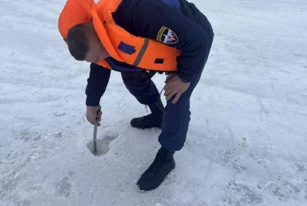 Астраханцы выходят на тонкий лед с детскими колясками