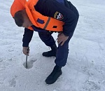 Астраханцы выходят на тонкий лед с детскими колясками