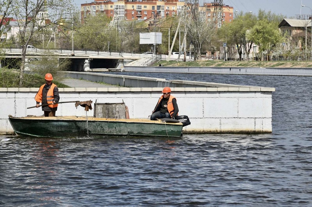 Астраханцы выбрасывают в городские каналы холодильники, кровати и коляски
