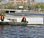 Астраханцы выбрасывают в городские каналы холодильники, кровати и коляски