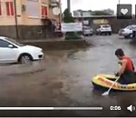 Видео дня: юноша на надувной лодке отправился в плаванье по Астрахани 