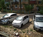 В Астрахани вместе с деревьями на машины падают бетонные столбы