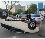 Видео аварии в центре Астрахани, в которой споткнулся Фольксваген