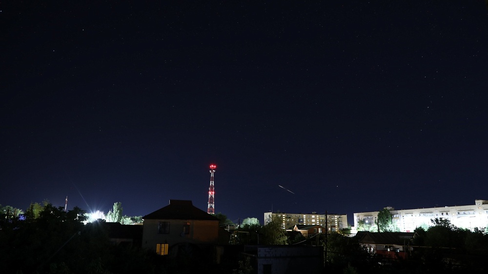 Астраханец случайно запечатлел американские космические объекты