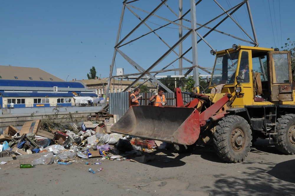 В Астрахани на Больших Исадах проверяющие нашли мусор