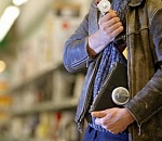 Гости Астрахани пытались украсть из супермаркета выпивку и закуску