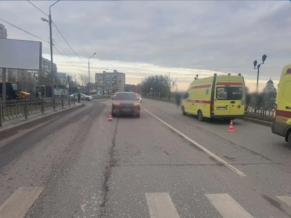 В Астрахани медицинский автомобиль сбил ребенка на переходе и протаранил встречную иномарку