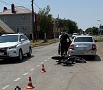 В астраханском райцентре подростки на питбайке врезались в «Ладу» и попали в больницу