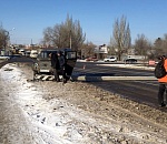 В Астрахани бетонный столб упал на дорогу, перекрыв движение