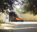В Астрахани средь бела дня сгорел автомобиль. Видео