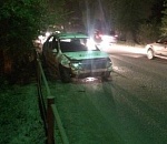 В Астрахани таксист разнес ограждение и убежал 