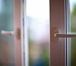 В Астраханской области девушка выпала с окна четвертого этажа