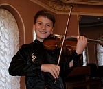 Астраханскому музыканту подарили  раритетную скрипку стоимостью в новый Lexus