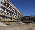 Подрядчики, которые строят в астраханском селе школу и детсады, жестко отстают от графиков