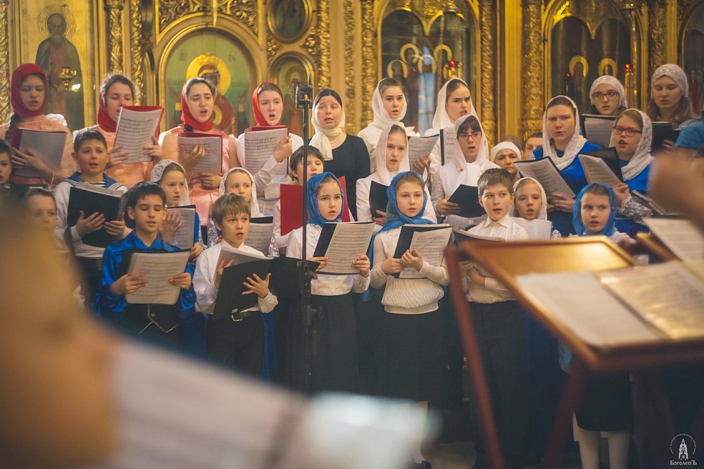 Юные астраханцы спели на службе у патриарха Кирилла