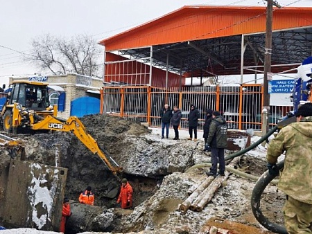 «Астрводоканал»: на месте прорыва магистрального водовода установлен ремонтный хомут 